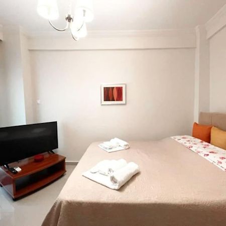 Crimson Suite: 1-Bedroom Apartment In Солун Екстериор снимка