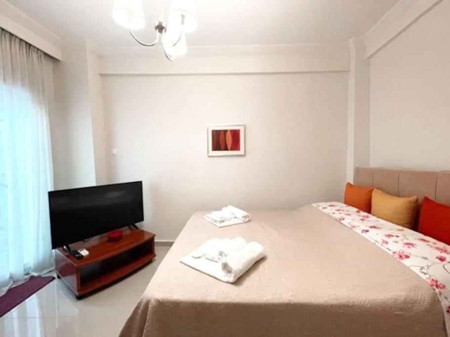Crimson Suite: 1-Bedroom Apartment In Солун Екстериор снимка