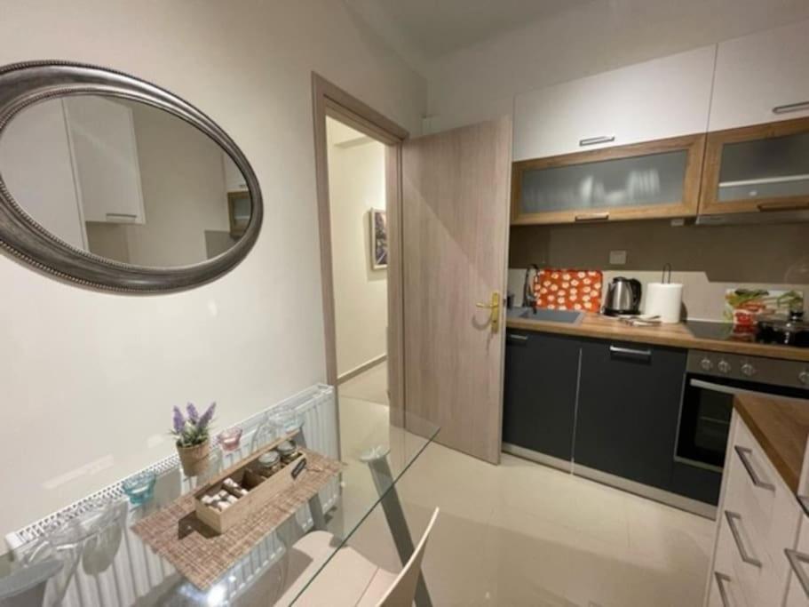 Crimson Suite: 1-Bedroom Apartment In Солун Екстериор снимка