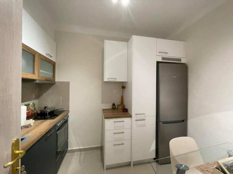 Crimson Suite: 1-Bedroom Apartment In Солун Екстериор снимка