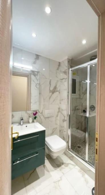 Crimson Suite: 1-Bedroom Apartment In Солун Екстериор снимка